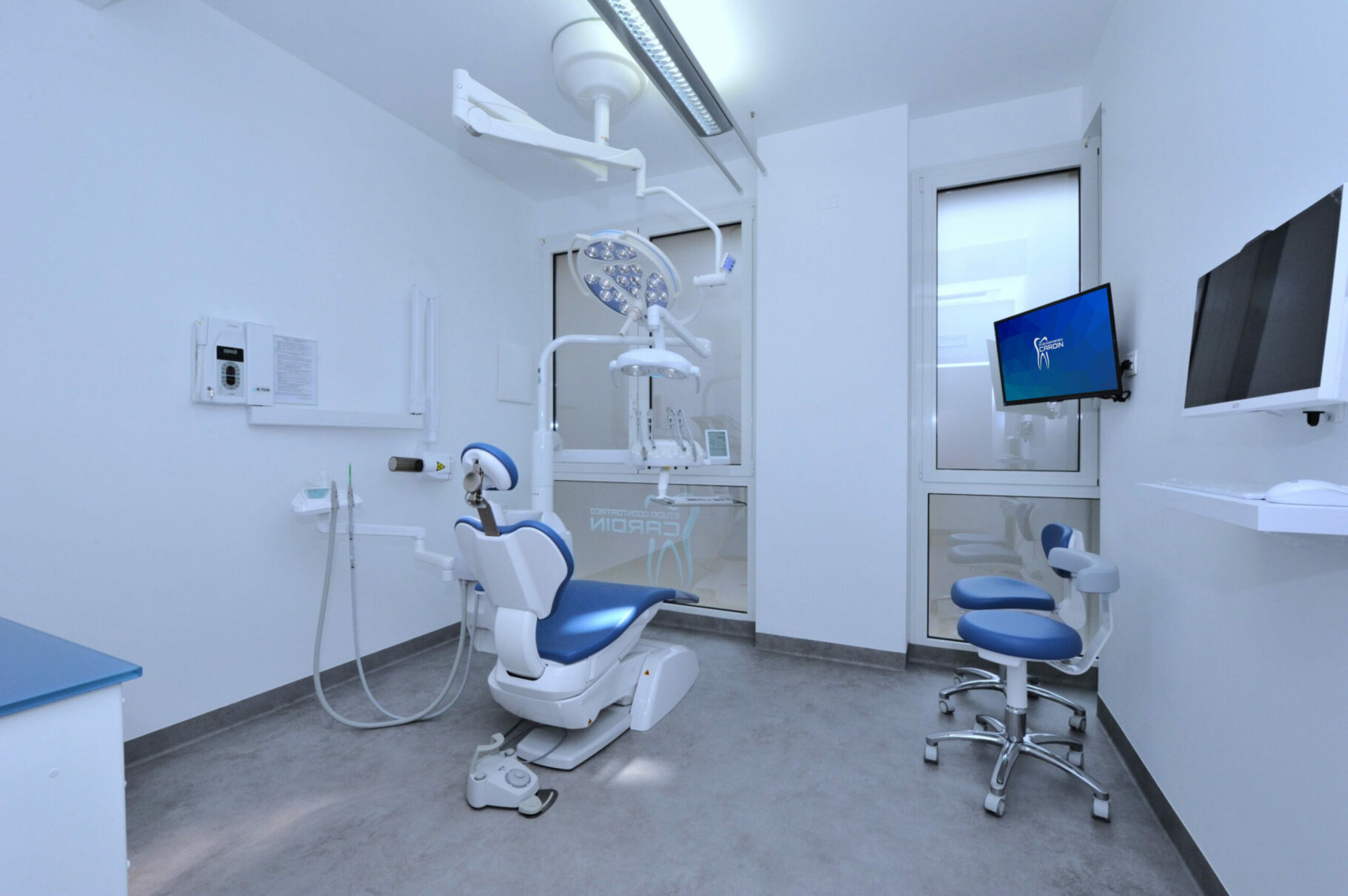 Foto di un riunito dedicato alla chirurgia nello Studio Odontoiatrico Cardin